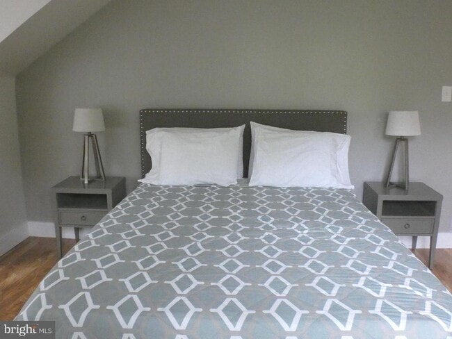 Building Photo - 3550 Bay View Dr