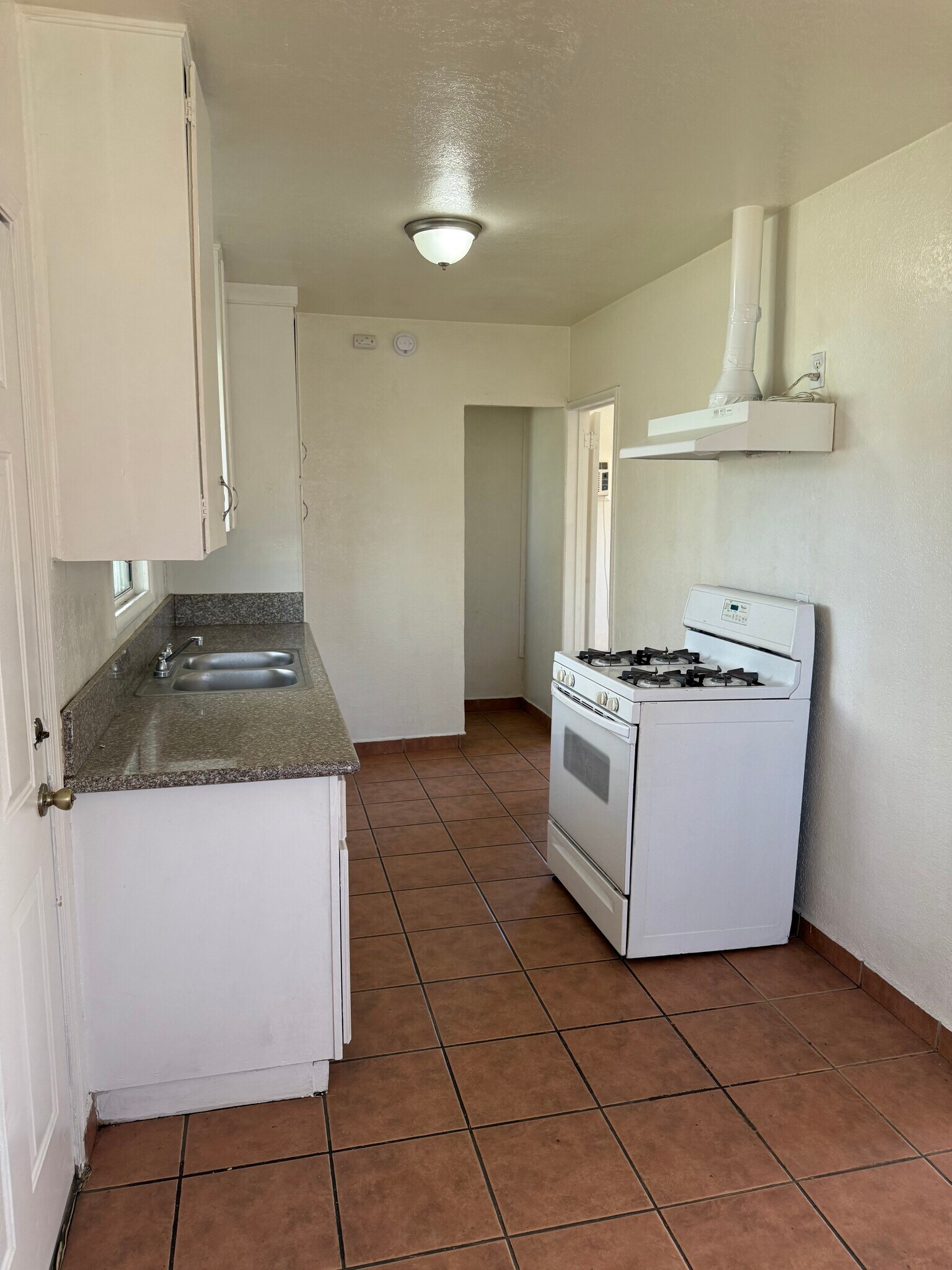 Building Photo - 4044 Mennes Ave