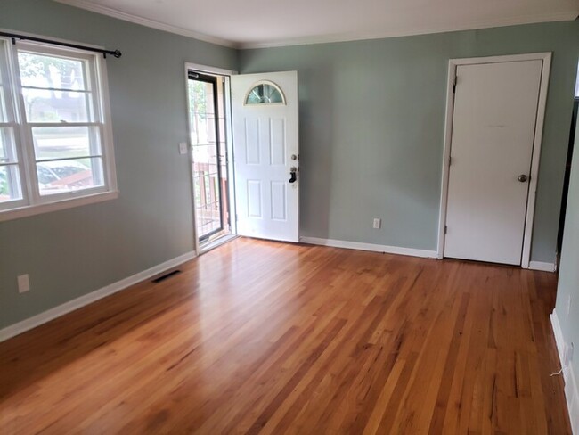 Building Photo - Beautiful 3 Bed Home in KCMO - Available i...