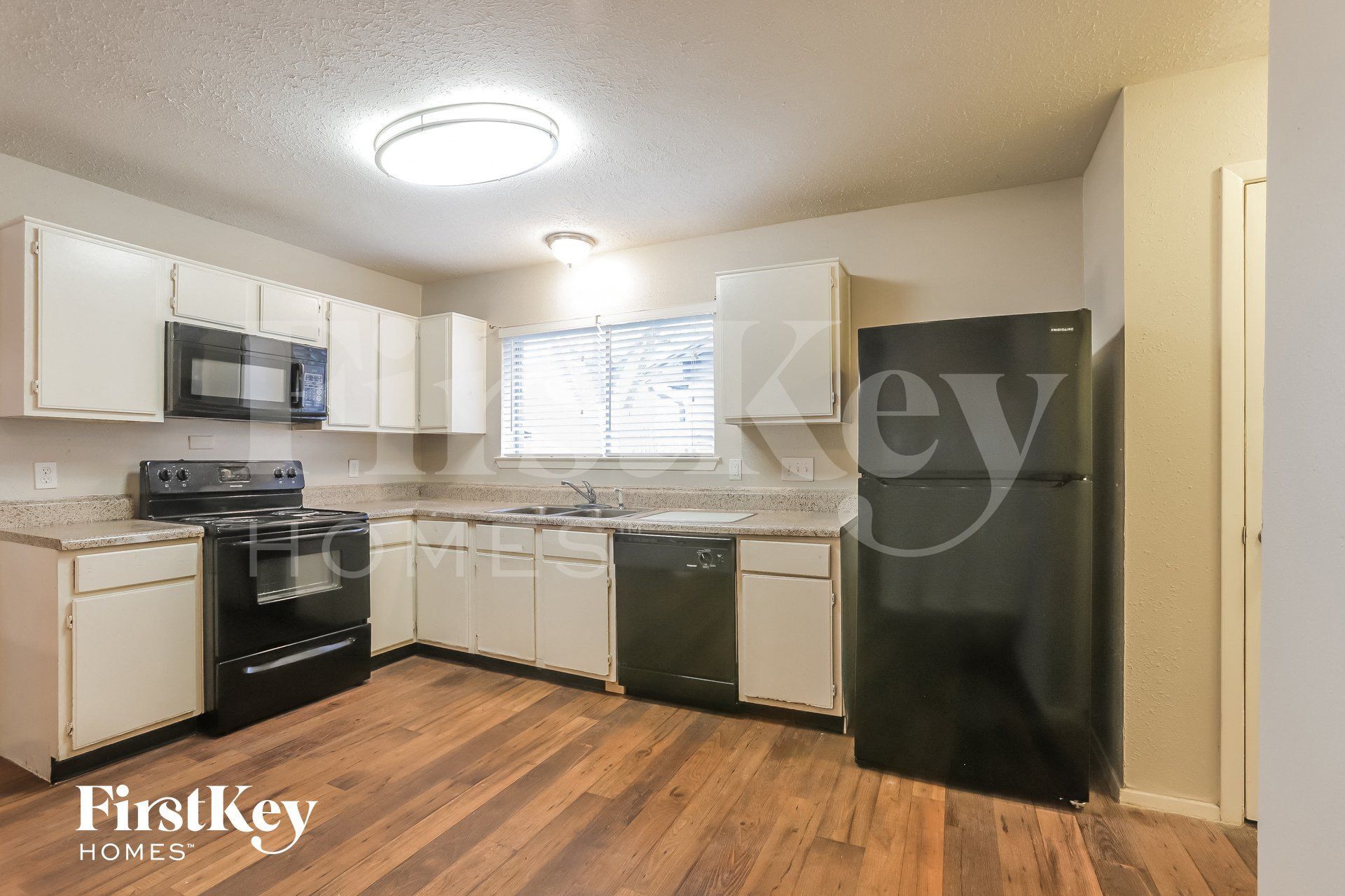 Building Photo - 2026 Summer Pl Dr