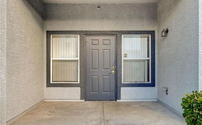 Building Photo - BEAUTIFUL 2 BED 2 BATH CONDO LOCATED ACROS...
