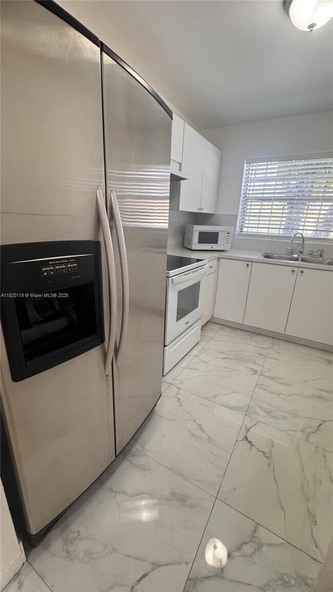 Building Photo - 3 bedroom in Miami Gardens FL 33056