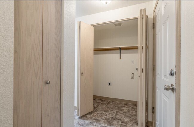 Building Photo - Lakeside Living in Corvallis - Affordable Comfort with Scenic Views!