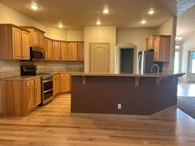 Building Photo - Impressive Home w/ 6 Bedrooms, Full Finished Basement, Lawn Care Included!