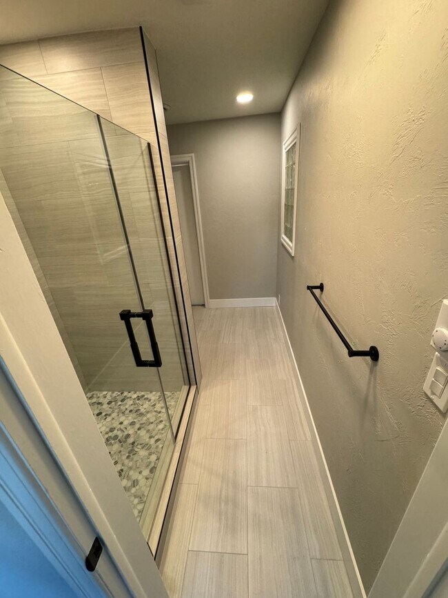 Building Photo - Fully Renovated 4 Bed Home w/ Fenced Backy...