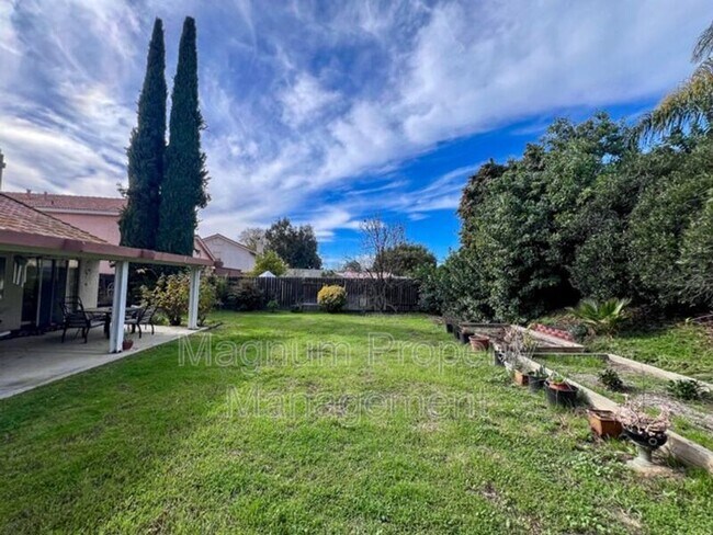 Building Photo - 39761 Rustic Glen Dr