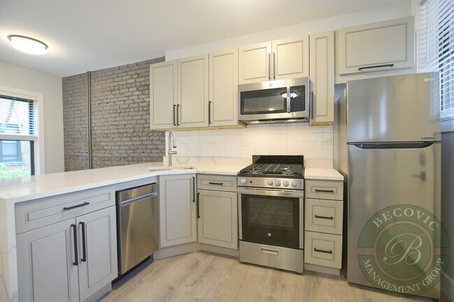 Building Photo - 7742 N Eastlake Terrace