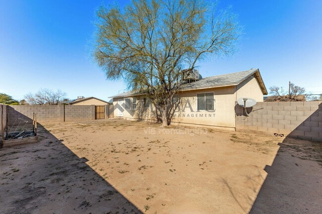 Building Photo - 703 W Hess Ave