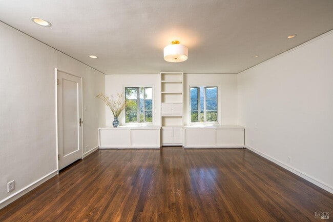 Building Photo - 20 Vista Dr