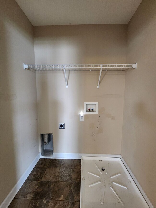 Building Photo - 208 Lockwood Ct