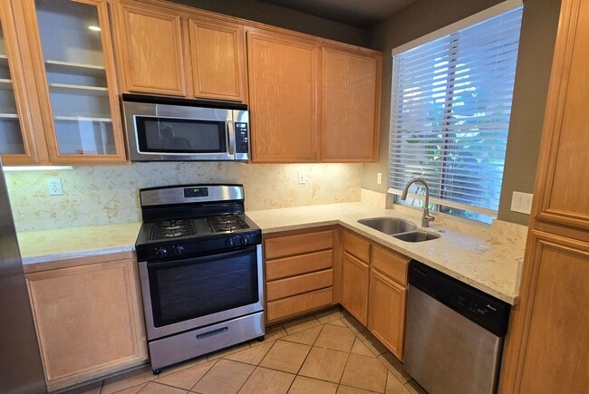 Building Photo - Orange 3 Bed, 2.5 Bath Townhouse for Lease...