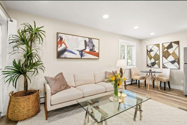 Building Photo - Newly Remodeled 1 BR Available Now!