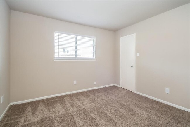 Building Photo - 14003 Apple Dr