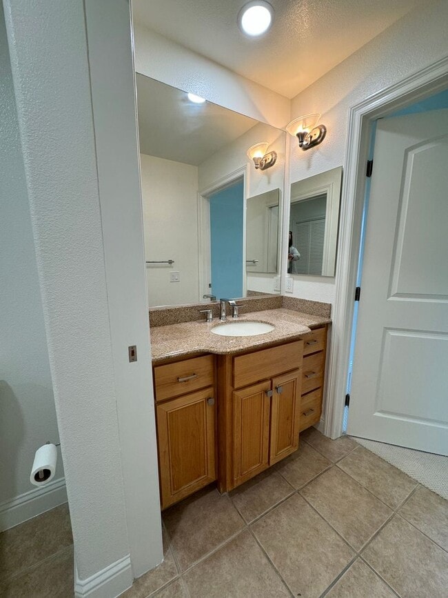 Building Photo - Updated Top Floor Unit -- Perfect Commuter Location -- Walking Distance to Laurel Street -- Must ...