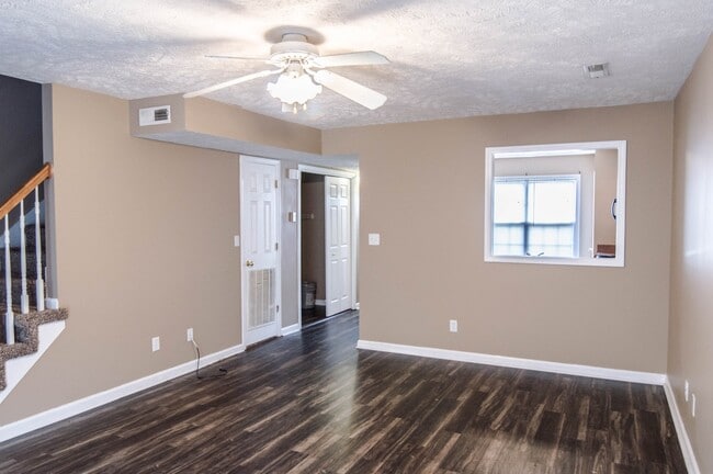 Building Photo - Pet Friendly Two Bedroom!