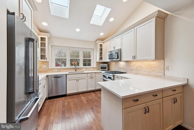 Building Photo - 6603 Forsythia St