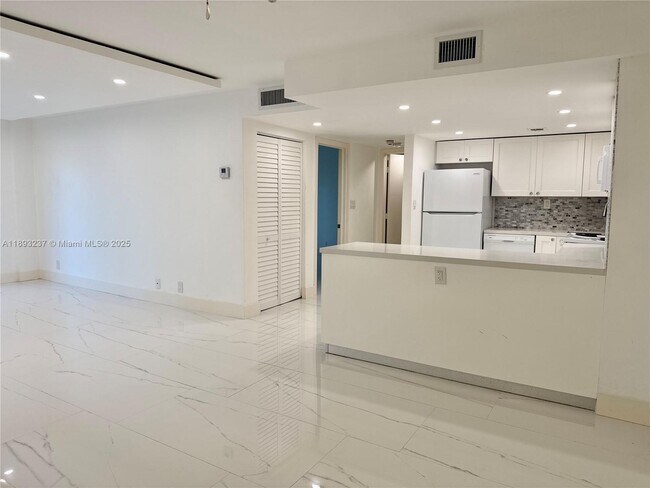 Building Photo - 5415 Collins Ave