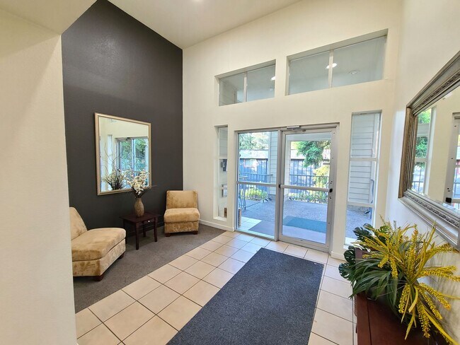 Building Photo - 2Bd/2Ba Spacious Bellevue Condo - W/S/G & ...