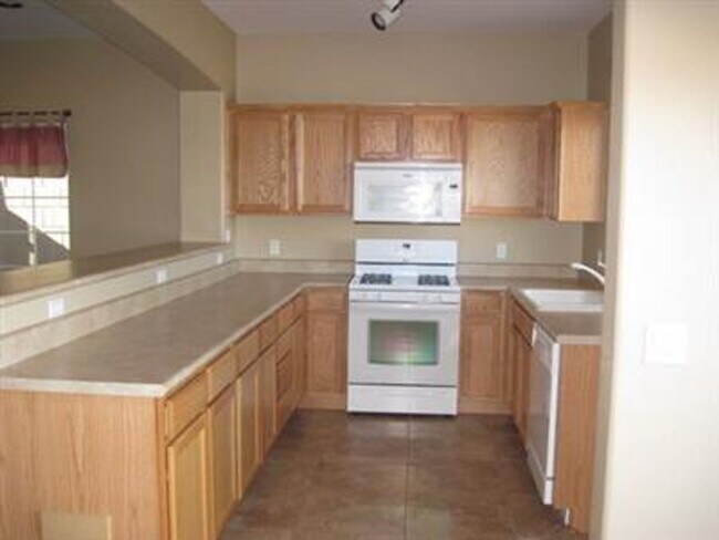 Building Photo - 2 Bedroom 2 Bath in Mountain Gate Contact ...