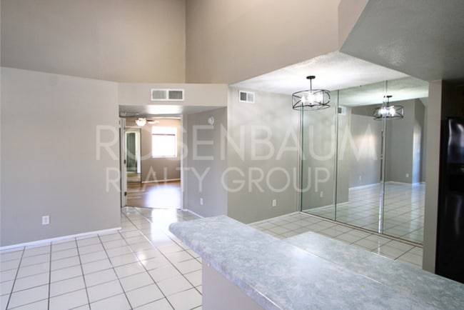 Building Photo - Cute and cozy 2-beds, 2-baths upstairs con...