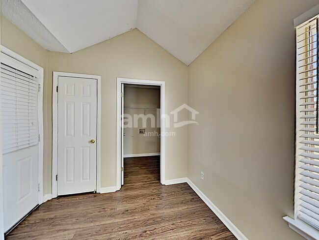 Building Photo - 5534 Ross Rd