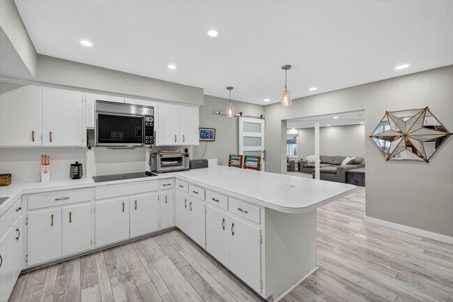 Building Photo - 1570 NE 30th Pl