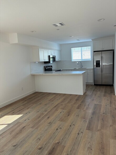 Building Photo - 449 W 74th St