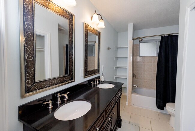 Building Photo - 206 Parkwood Cir