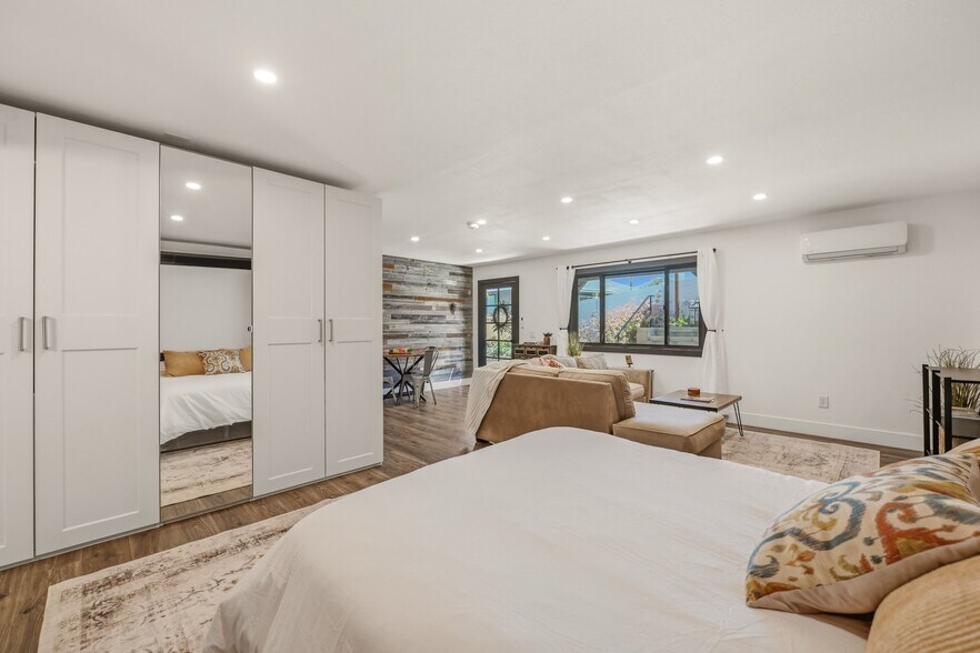 Building Photo - 234 Spanish Spur