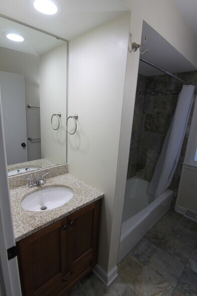 Building Photo - 853 Thackeray Trl