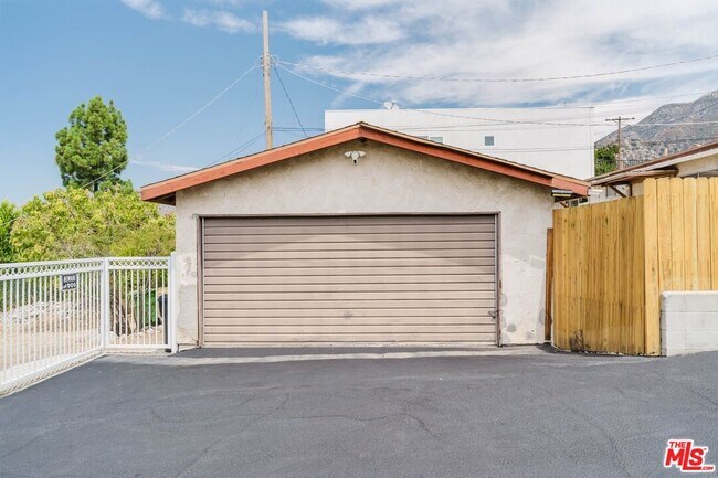 Building Photo - 10539 Samoa Ave