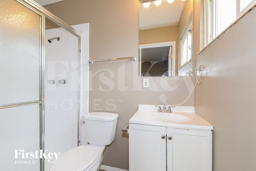 Building Photo - 733 Watersedge Dr