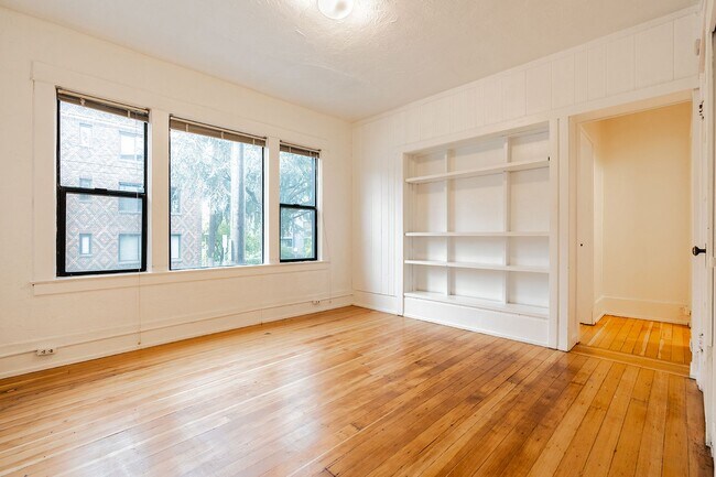 Building Photo - Heights Court