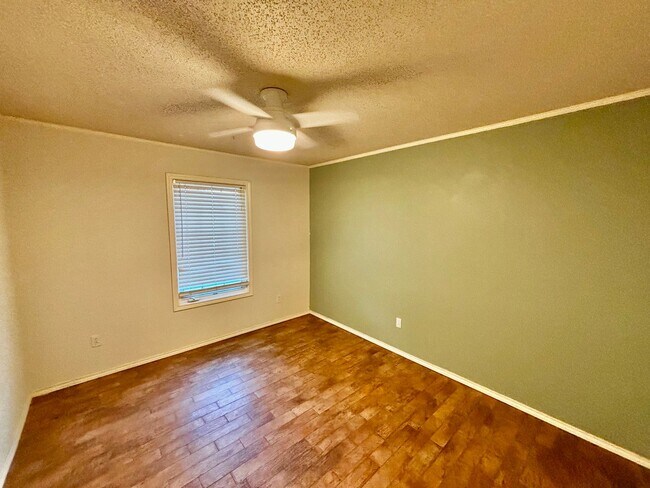 Building Photo - Pre-leasing for early July move in!