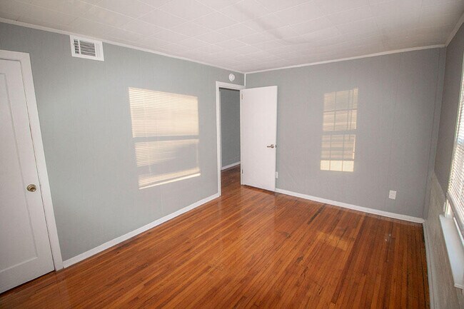 Building Photo - 1507 W Worley St