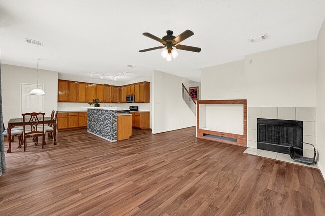 Building Photo - 9340 Royal Way