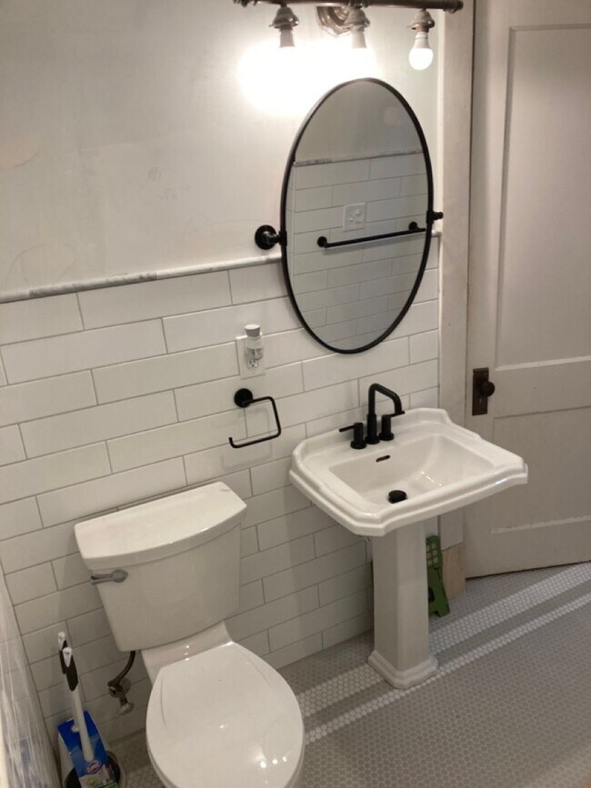 Building Photo - Crescent Hill  Charming Three Bedroom Bung...