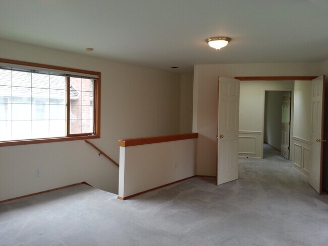 Building Photo - Beautiful Home in Bellevue Lakemont Area