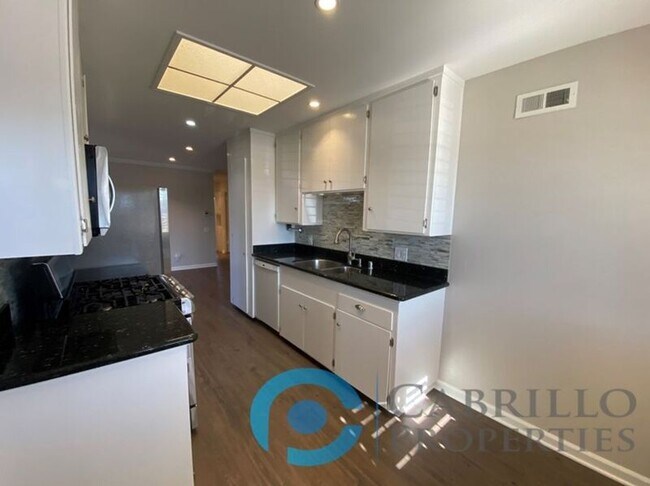 Building Photo - 3076 Governor Dr