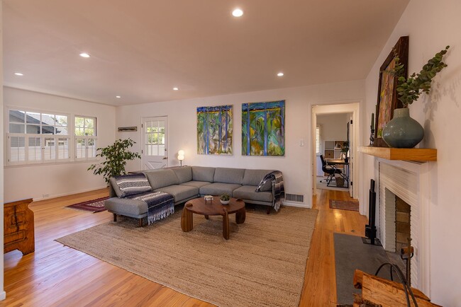 Building Photo - Downtown cottage