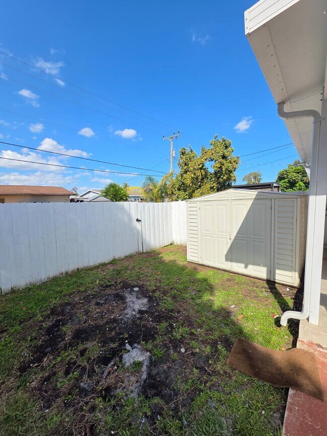 Building Photo - 1475 W 31st St