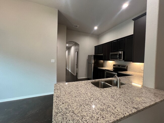 Building Photo - Luxury 3/2Duplex in Seguin, TX