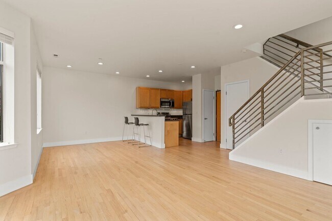 Building Photo - Lovely 2 Bed, 1.5 Bi-Level Hayes Valley Co...
