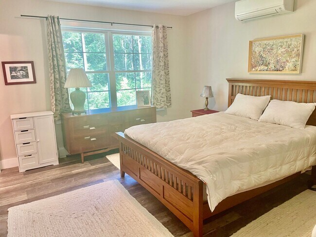 Building Photo - New 3 bed, 3 bath house with in law apt on...