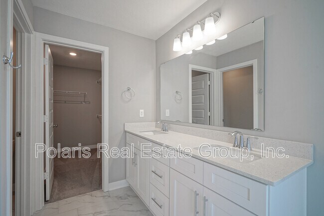 Building Photo - 673 Golborne St