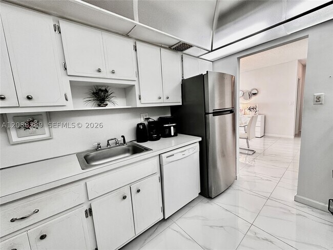 Building Photo - 500 Bayview Dr