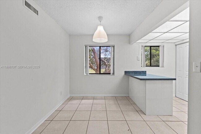 Building Photo - 6900 SW 39th St