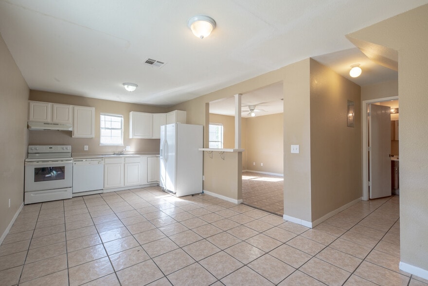 Building Photo - 7561 Windsor Oaks