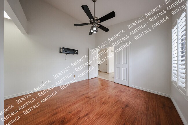 Building Photo - 532 E Stonebridge Dr