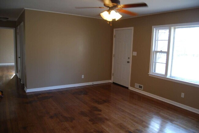 Building Photo - 4 BEDROOM RANCH with BIG YARD